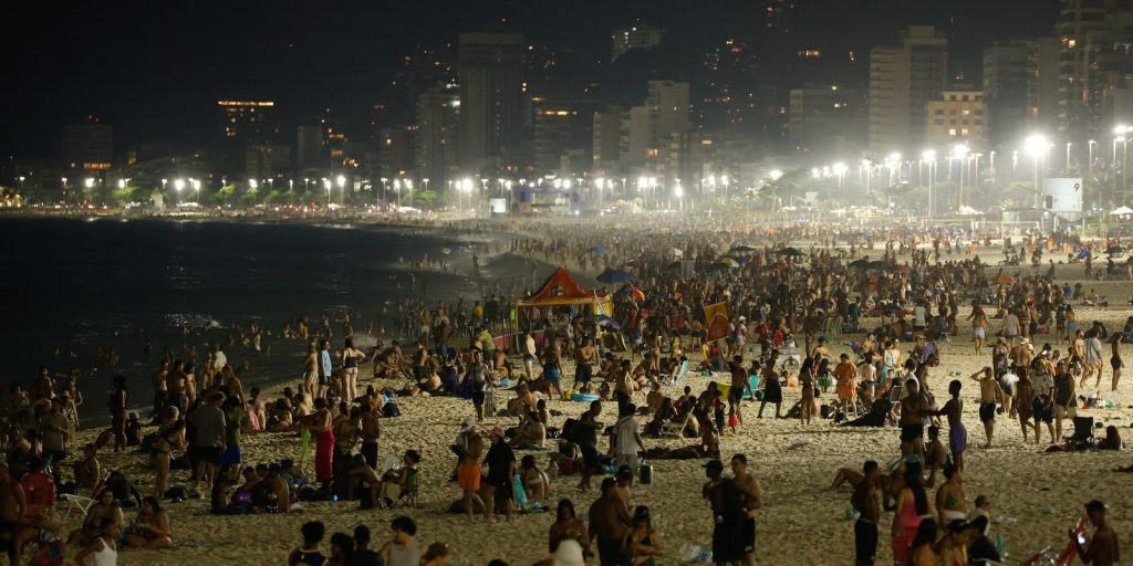 Night bath on the edge of Rio attracts locals and tourists in the heat