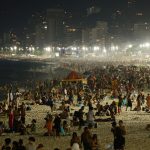 Night bath on the edge of Rio attracts locals and tourists in the heat