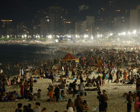 Night bath on the edge of Rio attracts locals and tourists in the heat