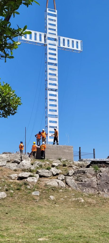 Once again they recover and raise the cross on Cerro Largo