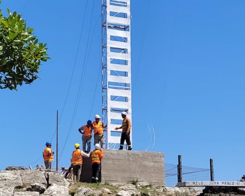 Once again they recover and raise the cross on Cerro Largo