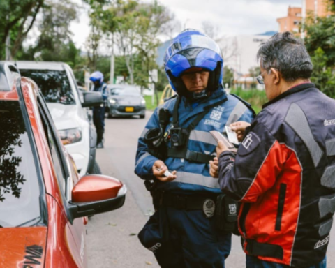 One by one, the Bogotá tow truck service rates in 2025