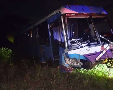 One dead and 12 injured left a bus overturning in Barinas