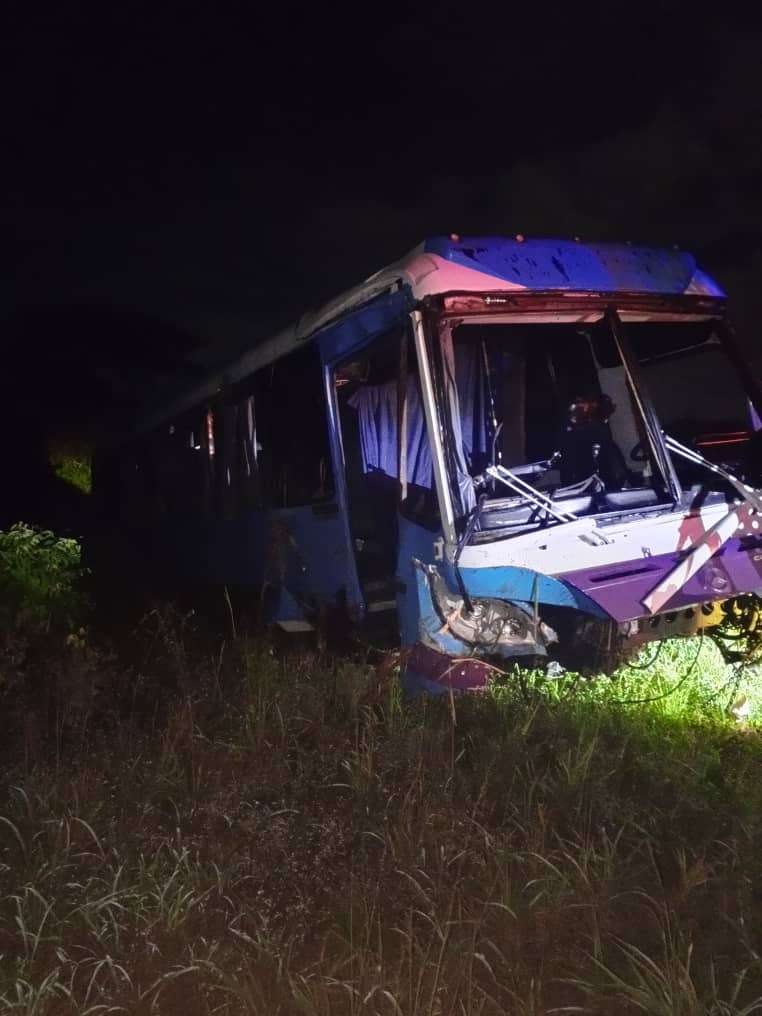 One dead and 12 injured left a bus overturning in Barinas