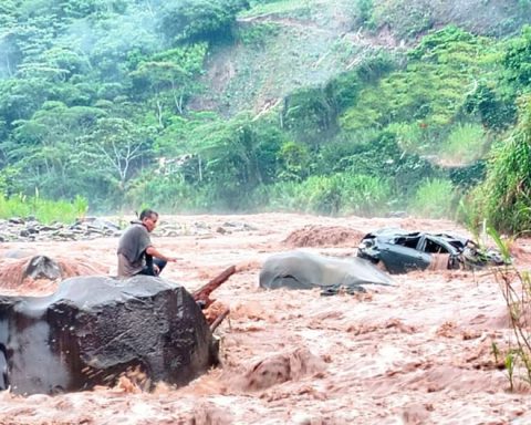 Oxapampa: Vehicle is swept away by huaico and driver is miraculously saved