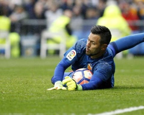 Penalty saver Diego Alves retires at 39