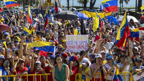 Photos of Edmundo González's meeting with Venezuelans in the DR