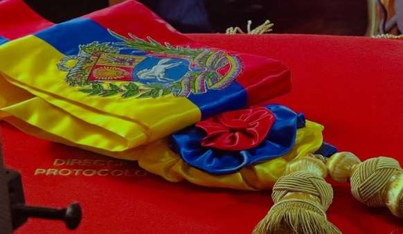 Presidential sash was woven by men and women of Caracas