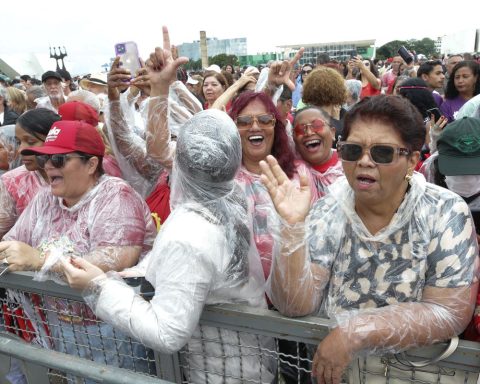 Protesters celebrate democracy in Praça dos Três Poderes