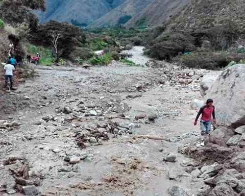 Rains block road in Huancabamba