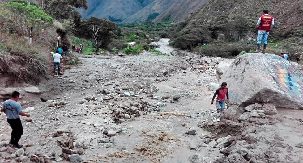 Rains block road in Huancabamba