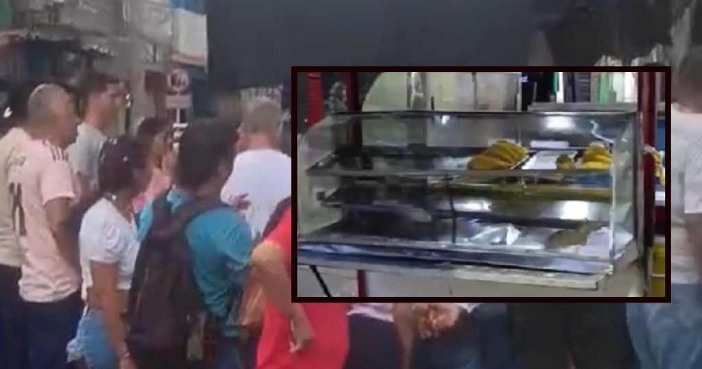 Rats walk through the windows of a fried food sale in Barranquilla