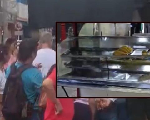 Rats walk through the windows of a fried food sale in Barranquilla