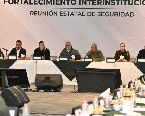 Ricardo Gallardo Cardona heads security meeting with city councils