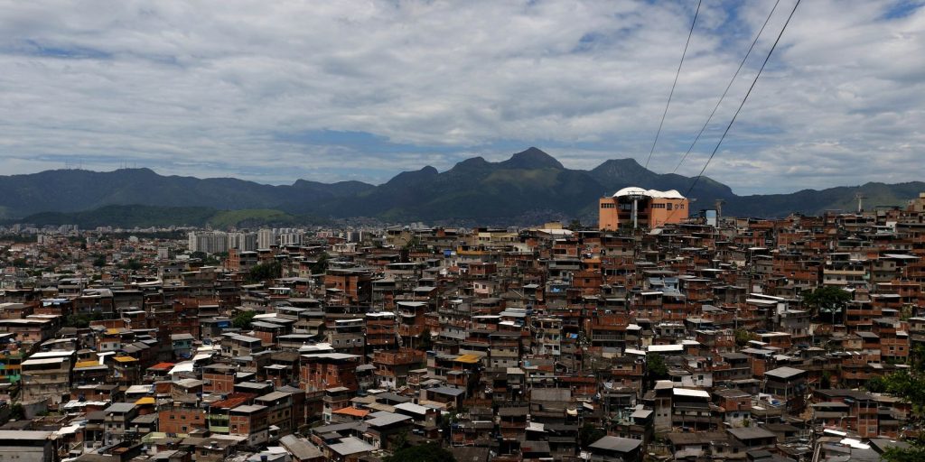 Rio police fight on two hills, small box of criminal faction