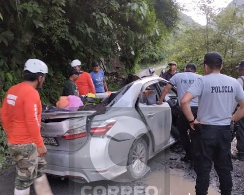 Rock falls on unit and leaves people injured on the Pozuzo highway - Codo del Pozuzo