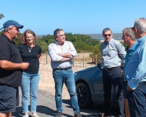 Secretary and candidate for mayor Guillermo Rodríguez toured eastern beaches