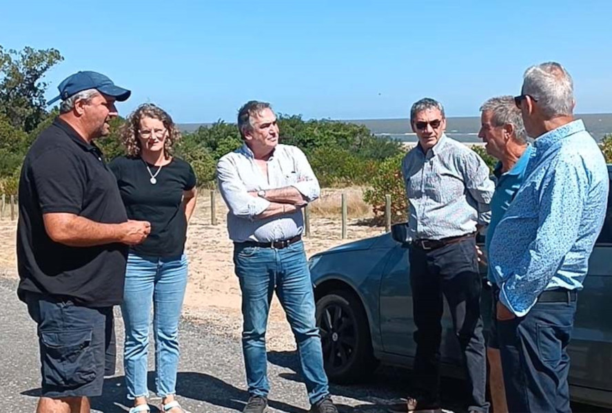 Secretary and candidate for mayor Guillermo Rodríguez toured eastern beaches