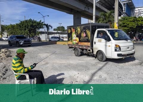 Section of Los Beisbolistas Avenue in poor condition