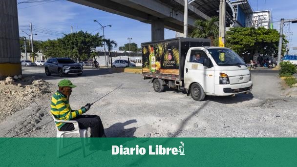 Section of Los Beisbolistas Avenue in poor condition