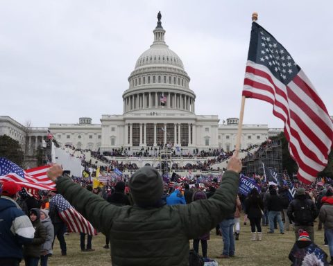 Senate Democrats prepare resolution condemning massive pardons to Capitol assailants