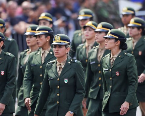 Seven thousand women enlist in military service in 2 days