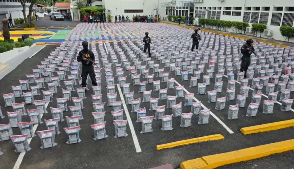 Arrestan varias personas por cargamento de 9.8 toneladas de cocaína