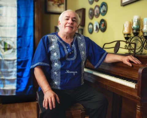 Singer-songwriter Carlos Mejía Godoy loses his home due to a fire