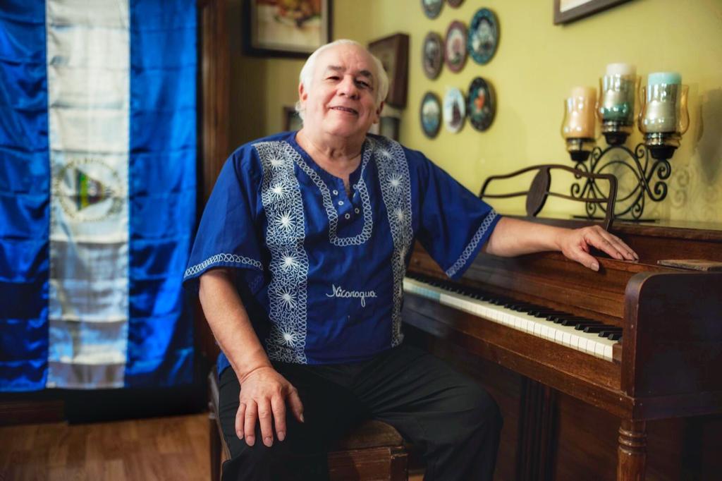 Singer-songwriter Carlos Mejía Godoy loses his home due to a fire