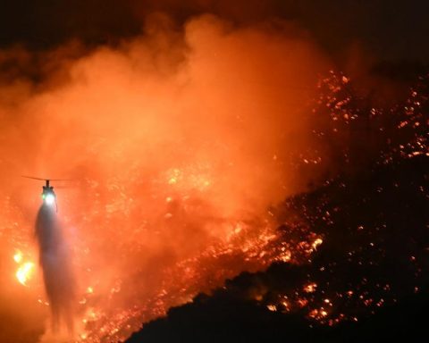 Strong winds reignite fires in Los Angeles