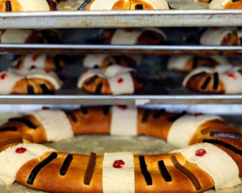 Subjects distribute Three Kings' bagels on behalf of the Jalisco Cartel