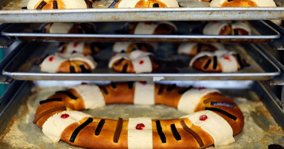 Subjects distribute Three Kings' bagels on behalf of the Jalisco Cartel