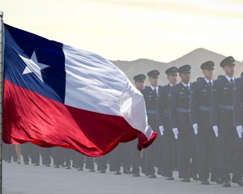 Take a seat before finding out how much an Officer of the Armed Forces in Chile earns in his first year