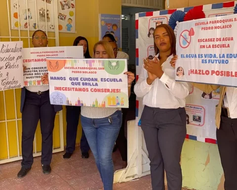 Paralizan docencia en escuela de Santiago por falta de agua y personal de limpieza