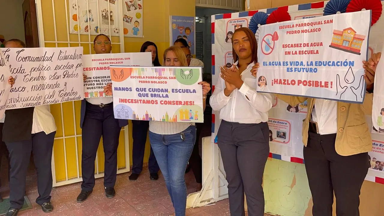 Paralizan docencia en escuela de Santiago por falta de agua y personal de limpieza