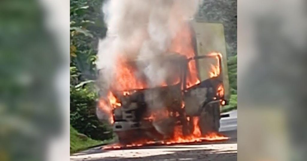 The ELN burned a food truck and vandalized other vehicles on the Pereira - Quibdó road