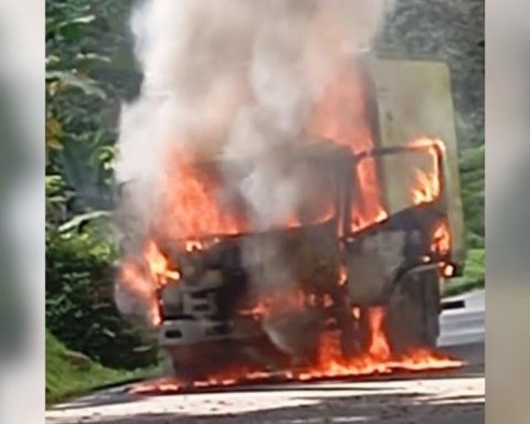 The ELN burned a food truck and vandalized other vehicles on the Pereira - Quibdó road