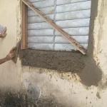 Un albañil reparando una vivienda en Santa Clara