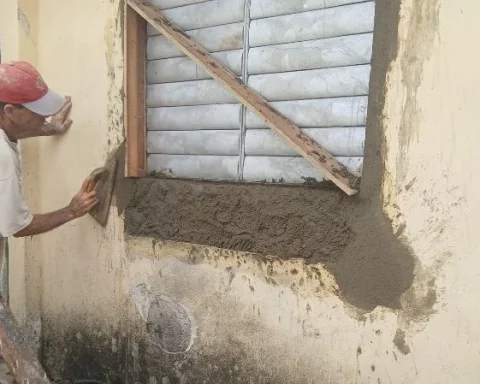 Un albañil reparando una vivienda en Santa Clara