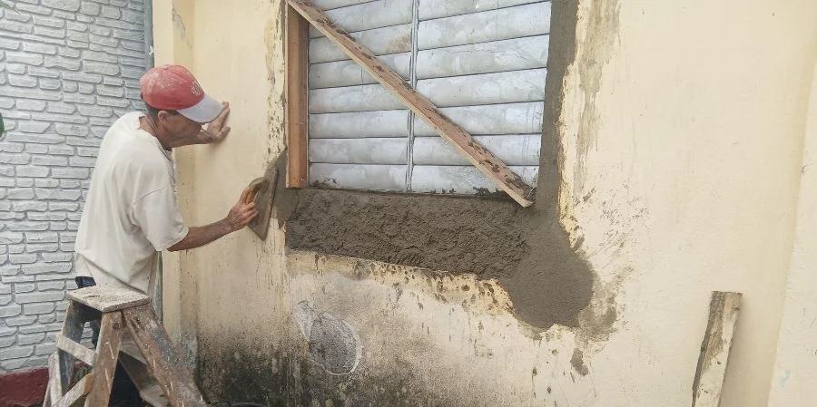 Un albañil reparando una vivienda en Santa Clara