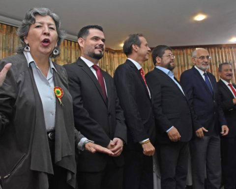 The opposition bloc adds two other presidential candidates and is still looking for the only candidate