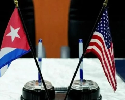 Las banderas de Cuba y EE.UU.