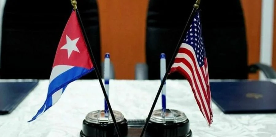 Las banderas de Cuba y EE.UU.