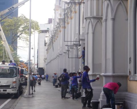 They carry out improvement work in public spaces in Caracas