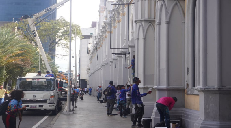 They carry out improvement work in public spaces in Caracas