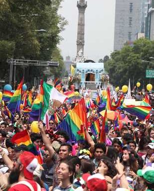 They go to San Lázaro for reform to combat homosexual discrimination