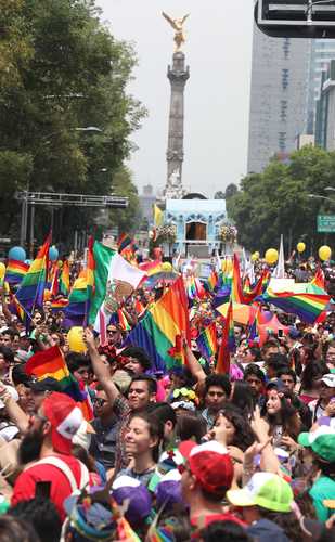 They go to San Lázaro for reform to combat homosexual discrimination