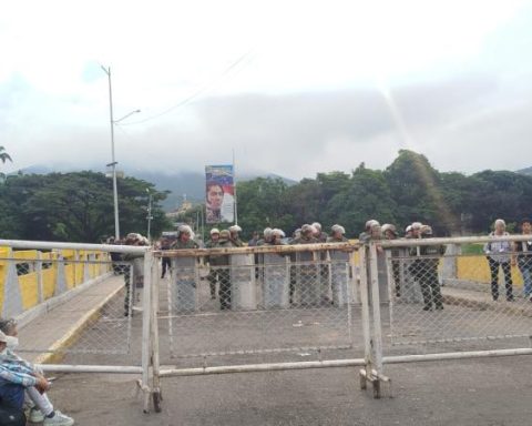 They reopen the border between Colombia and Venezuela, closed due to Maduro's possession