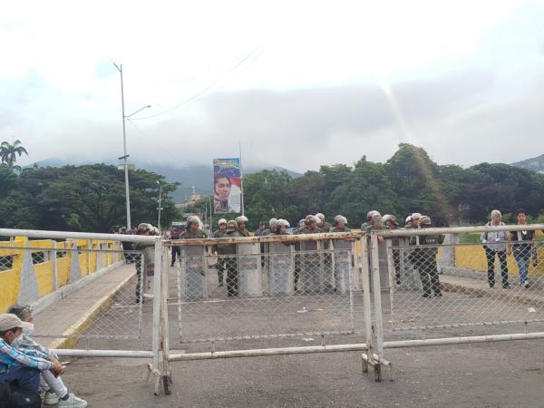 They reopen the border between Colombia and Venezuela, closed due to Maduro's possession