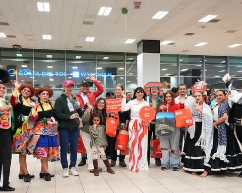 They welcome the first foreign tourists of 2025 who arrived in Peru